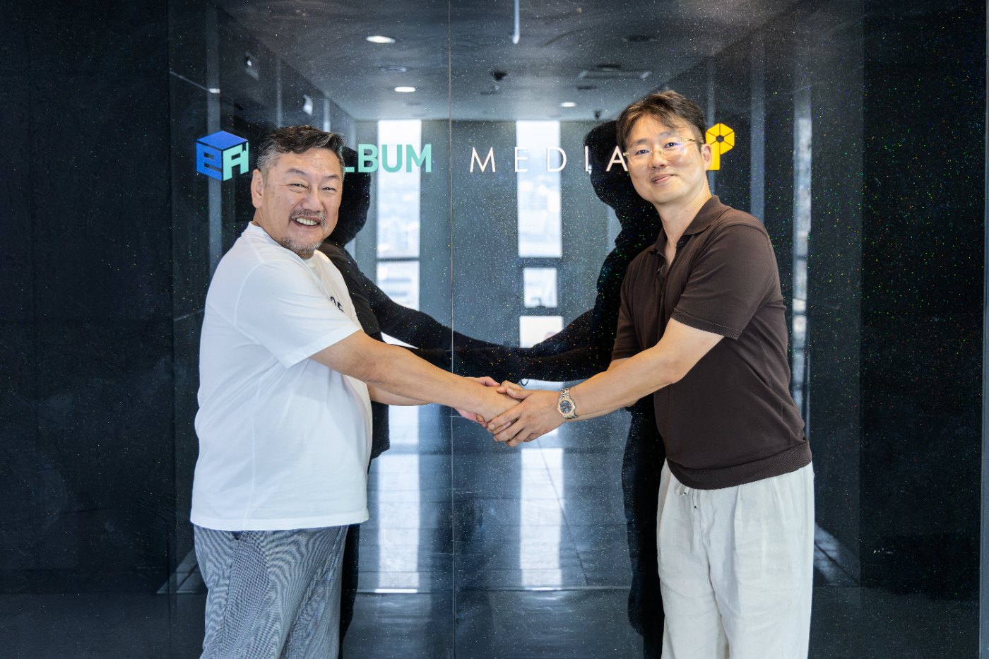 다이코로 마쓰모토 슈사쿠 회장과 미디어피앤피 김용우 대표의 악수